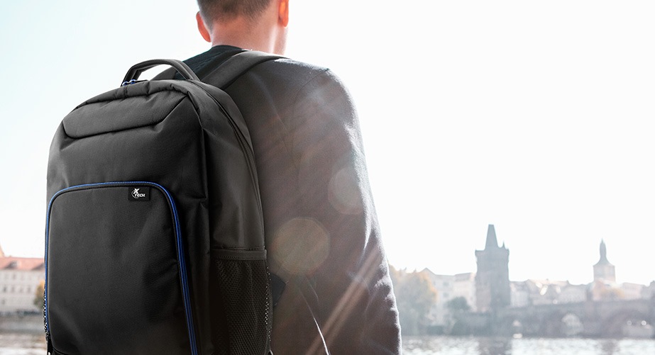 Mochila Xtech XTB-211 para laptop de 15.6" Color negro con detalles en azul