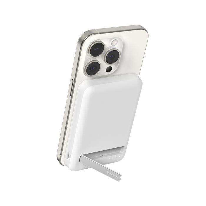 Cargador De Bateria Marca Belkin Modelo Boostcharge Pro BPD006BTWH De 5000mAh Potencia De 15 Watts Magnetico Con Qi2 Color Blanco